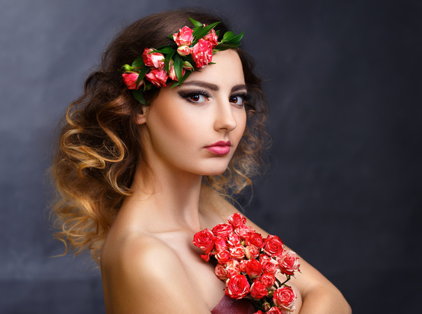 Portret van de schoonheid van een meisje met bloemen - Foto, afbeelding