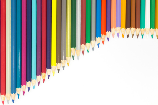 Веселкові кольори змішаних кольорів олівців на білому тлі
 - Фото, зображення