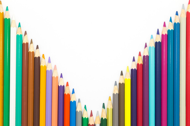 Gemengde kleuren houten potlood op witte achtergrond - Foto, afbeelding