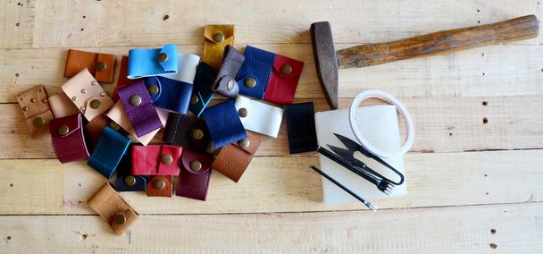 Ferramentas artesanais de couro para chaveiro artesanal e pequeno saco
 - Foto, Imagem