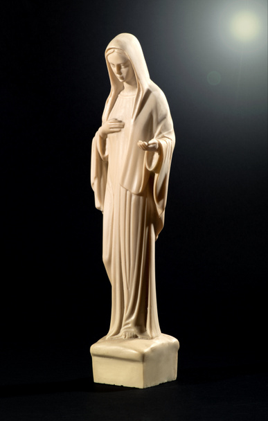 Estatua de la Virgen María sobre negro
 - Foto, imagen