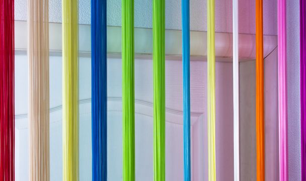 stores matériau coloré à partir d'une corde sur la porte
 - Photo, image
