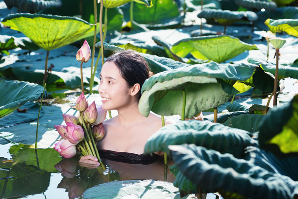 femme thaï agriculteur collecte lotus dans le jardin, style de vie thaï
 - Photo, image