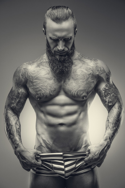 Czarno-biały obraz z mięśni wytatuowany mężczyzna. - Zdjęcie, obraz