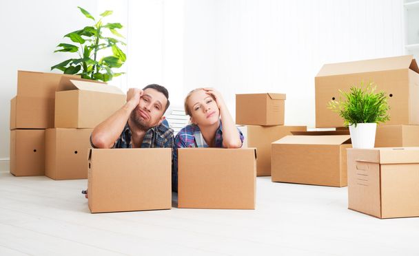 moving to a new apartment. tired family couple and cardboard box - Foto, Bild