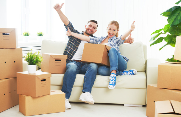 Μετακίνηση σε ένα νέο διαμέρισμα. Ευτυχισμένο ζευγάρι οικογένειας και κουτί από χαρτόνι - Φωτογραφία, εικόνα