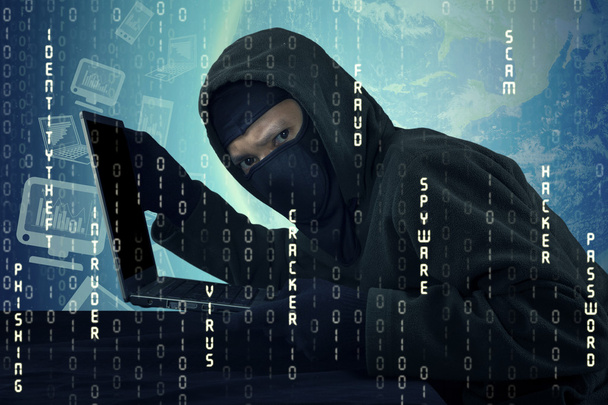 Mężczyzna złoczyńca kradzież tożsamości użytkowników i laptopa - Zdjęcie, obraz