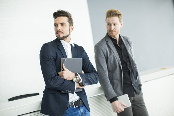 Ofisteki genç adamlar - Fotoğraf, Görsel