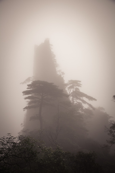 paisaje de niebla montañas de china
 - Foto, Imagen