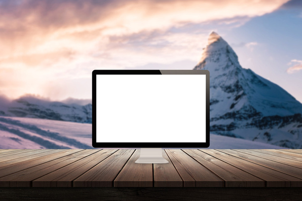 pantalla de la computadora en el escritorio con la montaña en el fondo maqueta de presentación
 - Foto, imagen