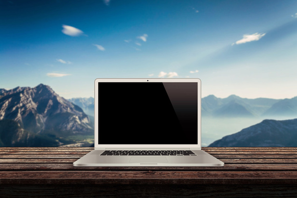 laptop branco na mesa com montanhas no fundo apresentação mockup
 - Foto, Imagem