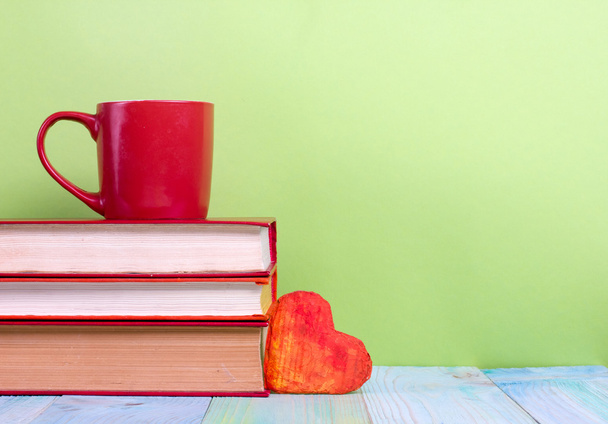 Okula dönüş. Eski vintage ciltli kitaplar ve kırmızı Kupası, kalp, kalem ile kompozisyon - Fotoğraf, Görsel
