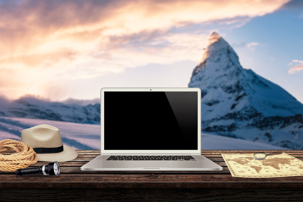 bílý notebook mapa klobouk lano pochodeň na stůl s zimní hory v pozadí maketa prezentaci - Fotografie, Obrázek