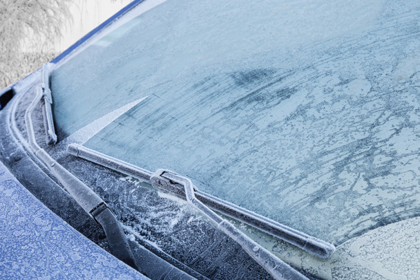 Заморожене переднє лобове скло автомобіля
 - Фото, зображення