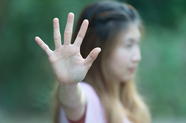 asiatische Frauen zeigen Stop-Hand-Geste, Hand fokussieren - Foto, Bild