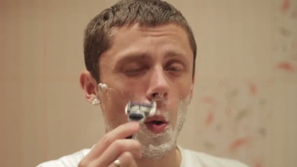 A man shaves - Video