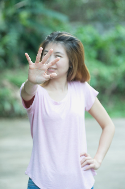 Mulheres asiáticas mostrando parar gesto mão, mão foco
 - Foto, Imagem