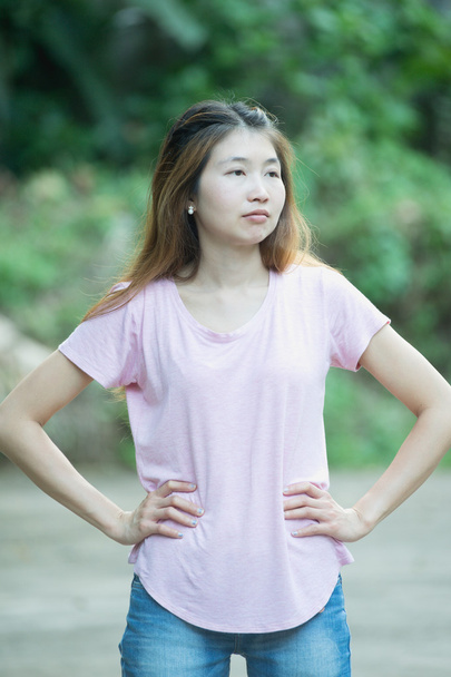 asia modella femminile posa con le mani in vita
 - Foto, immagini