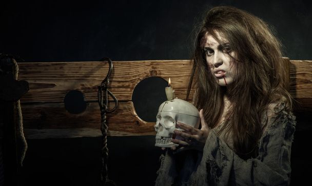 Halloween. Il Medioevo. Ritratto di una terribile strega malvagia con
 - Foto, immagini