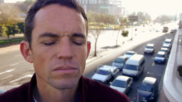 man closes his eyes to concentrate in the city - Footage, Video