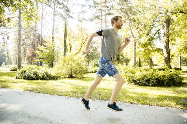 νεαρός άνδρας τρέχει - Φωτογραφία, εικόνα