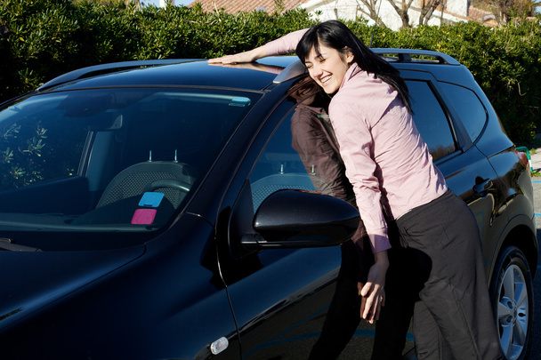 uśmiechający się tulenie jej nowy samochód - Zdjęcie, obraz