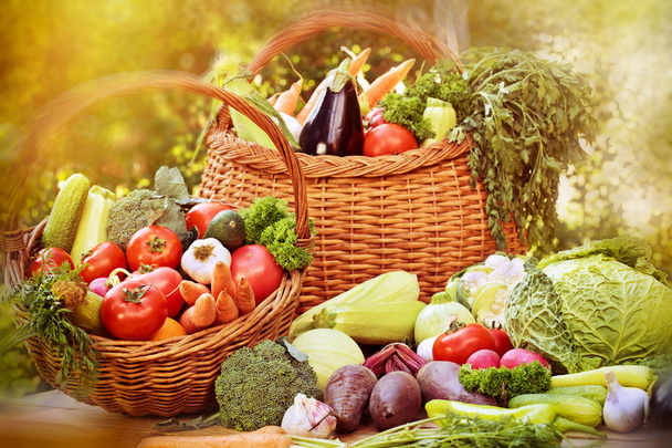 Verduras frescas en cestas de mimbre
 - Foto, imagen