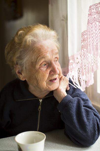 anciana sentada cerca de la ventana
 - Foto, Imagen