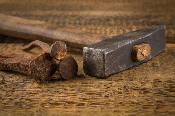 Vintage hammer with nails on wood background - Foto, afbeelding