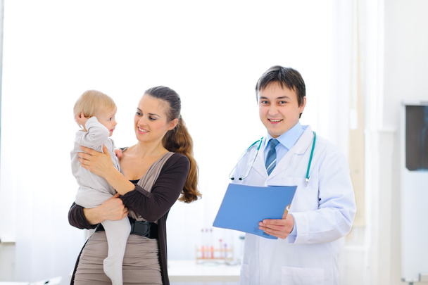 Mother and baby on examination at pediatricians cabinet - Photo, image