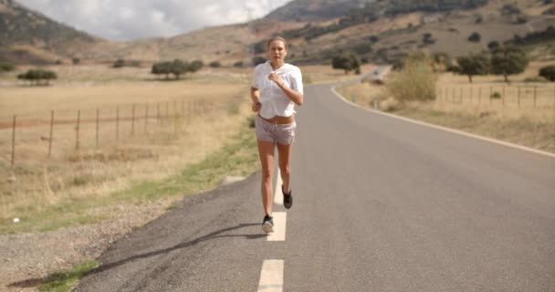 Ταιριάζει το κορίτσι που τρέχει σε ορεινό δρόμο - Πλάνα, βίντεο