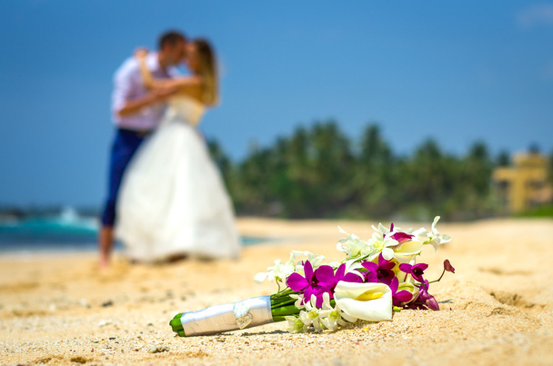 Свадебная пара на пляже - Фото, изображение