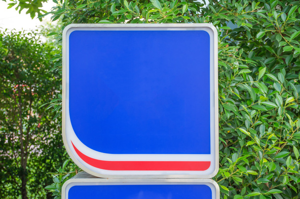 Blauwe lege reclameborden in openbaar park - Foto, afbeelding