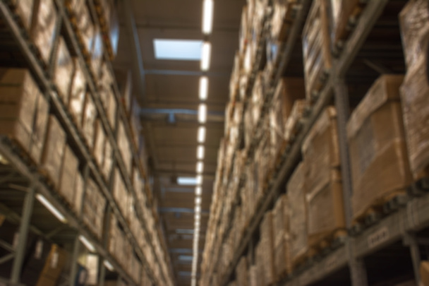 A sorok a polcokon, a nagy modern warehous absztrakt homályos dobozok - Fotó, kép