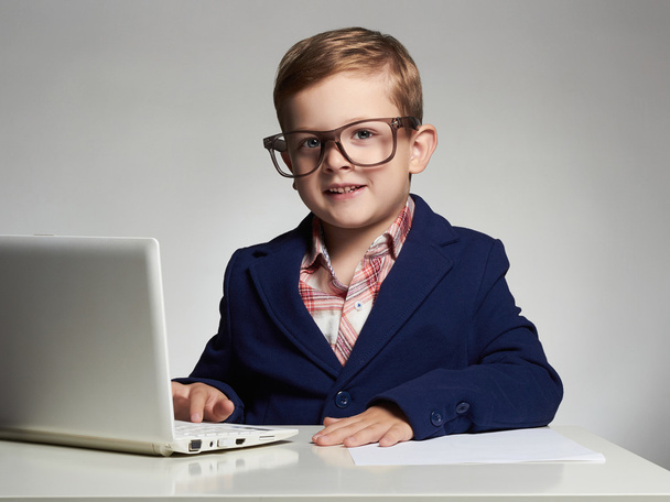 Mladý obchodní chlapce. usmívající se dítě v brýlích. malým šéfem v kanceláři - Fotografie, Obrázek