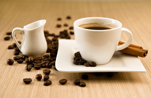 taza de café con granos y palitos de canela - Foto, Imagen