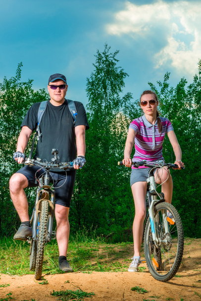 férfi és nő, kerékpárok országban úton - Fotó, kép