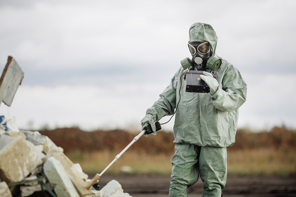 Scientist (radiation supervisor) in protective clothing and gas - Foto, Imagen