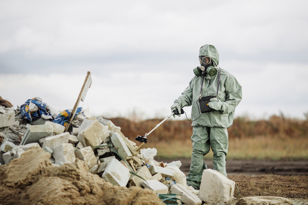 Scientist (radiation supervisor) in protective clothing and gas - Фото, зображення