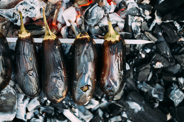 Eggplant on coals closeup. - Fotoğraf, Görsel