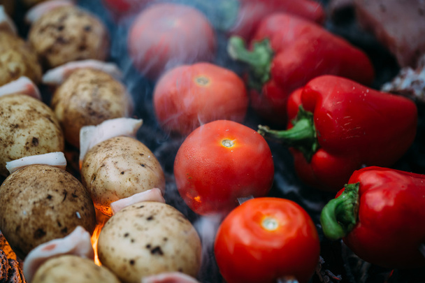 Veggies on barbeque tomatoes, red bell pepper, potatoes - Foto, Imagen