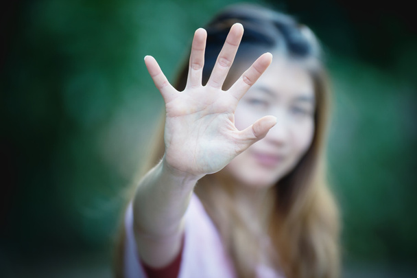 Aziatische vrouwen tonen stop handgebaar, focus hand - Foto, afbeelding