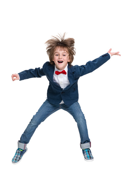 Szczęśliwy chłopiec skacze - Zdjęcie, obraz