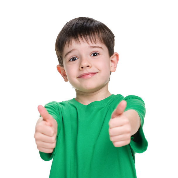 niño pequeño con una camisa verde - Foto, Imagen