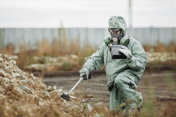 Scientist (radiation supervisor) in protective clothing and gas - Foto, imagen