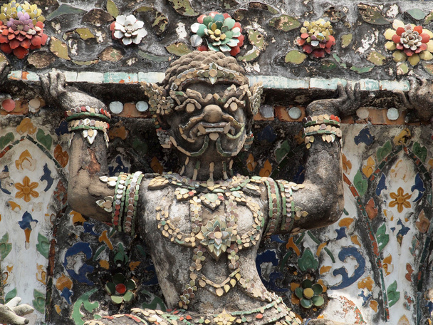 Demon Guardian standbeelden versieren de boeddhistische tempel Wat Arun in Bangkok, Thailand - Foto, afbeelding