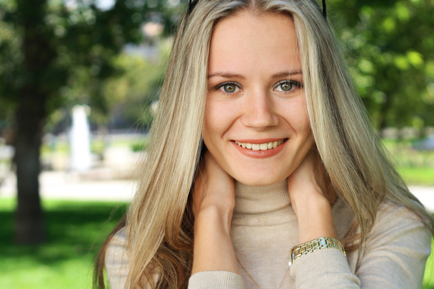 portrait smiling of a beautiful young woman - Фото, изображение