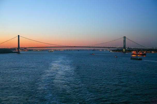 Verrazano Narrows silta New Yorkissa auringonlaskun aikaan
 - Valokuva, kuva