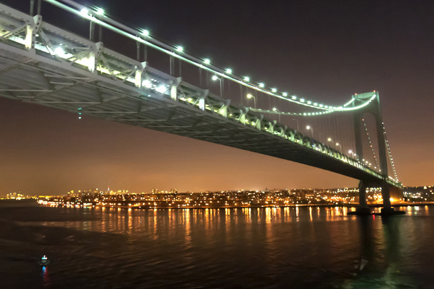 Verrazano estrecha puente en la ciudad de Nueva York por la noche
 - Foto, imagen