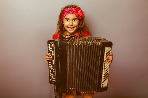 menina sete anos de aparência europeia com um chi de cabelos brilhantes
 - Foto, Imagem
